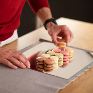 food-stylist-arranging-macarons