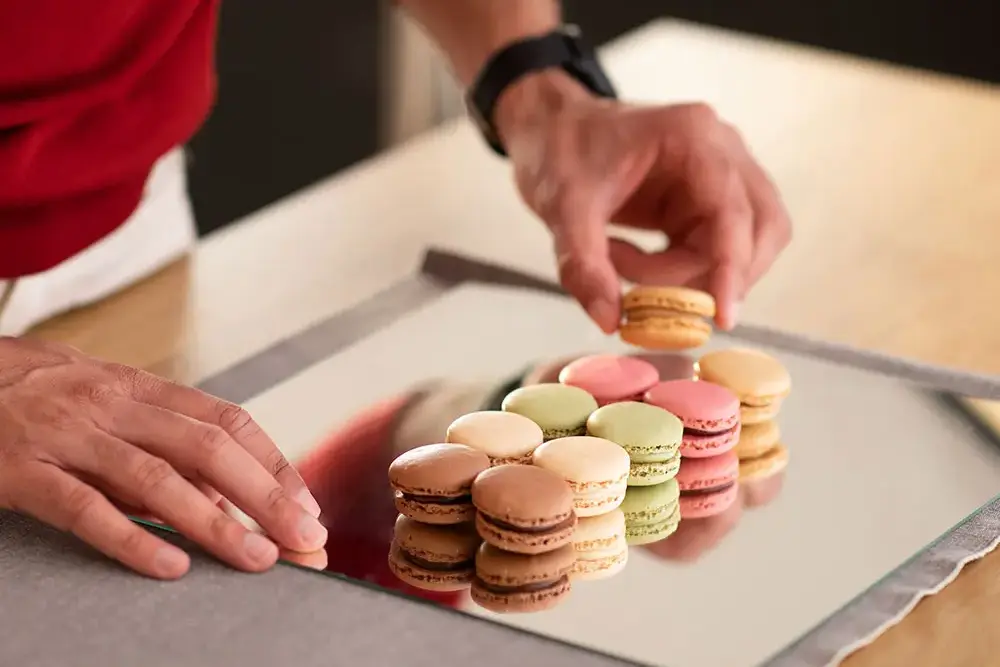 food-stylist-arranging-macarons